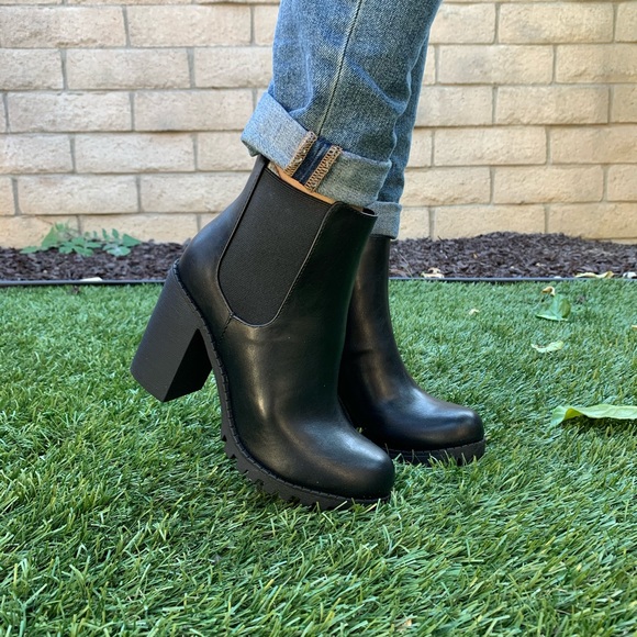 Women Faux Leather Chelsea Ankle booties - Picture 4 of 8